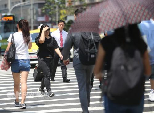 台湾街头暴晒。台湾“中央社”资料图